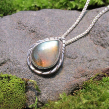 Load image into Gallery viewer, Estelle Sunburst Necklace