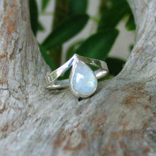 Load image into Gallery viewer, Chevron Moondrop Ring - 6.75
